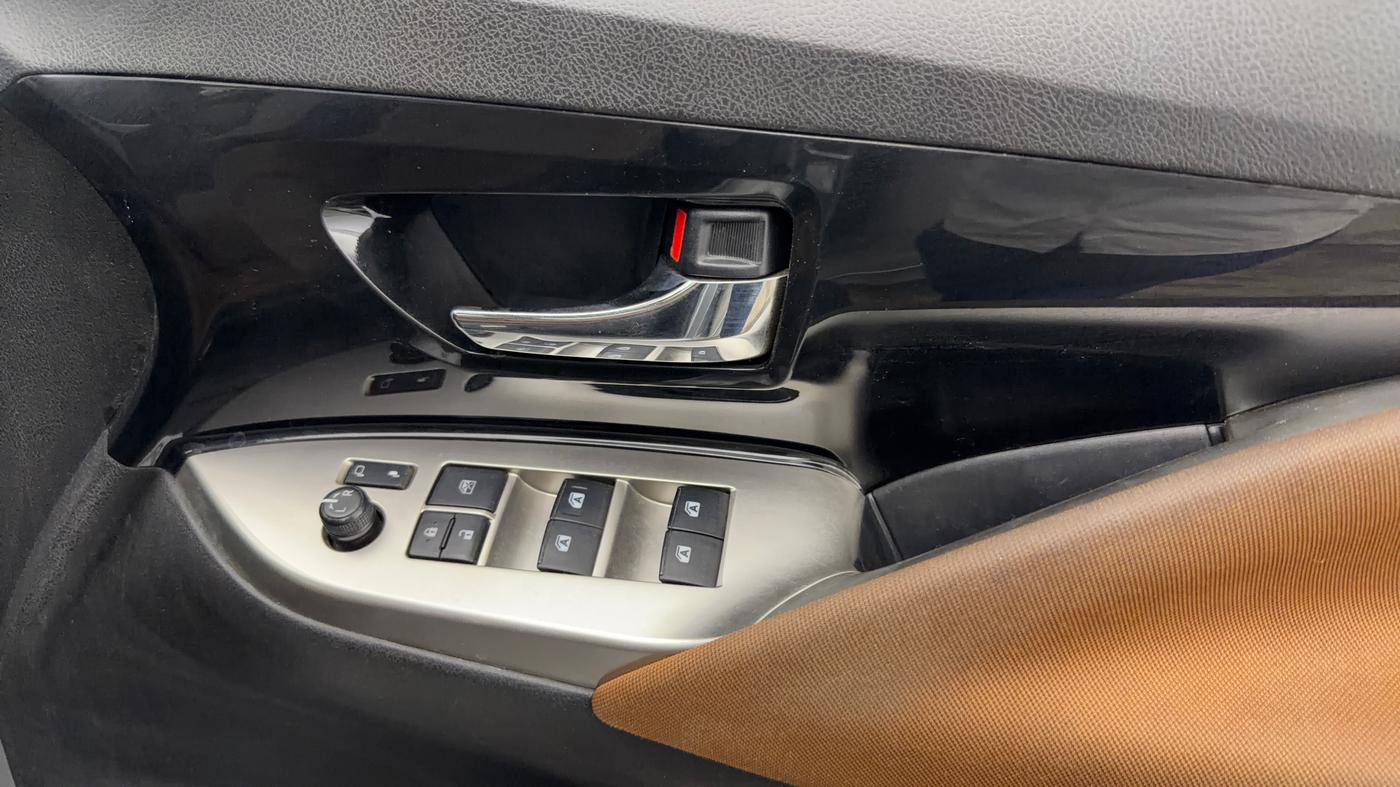 2022 Toyota Innova Crysta 2.7 ZX AT 7 STR, Petrol, Automatic, 51,133 km, Driver Side Door Panels Control