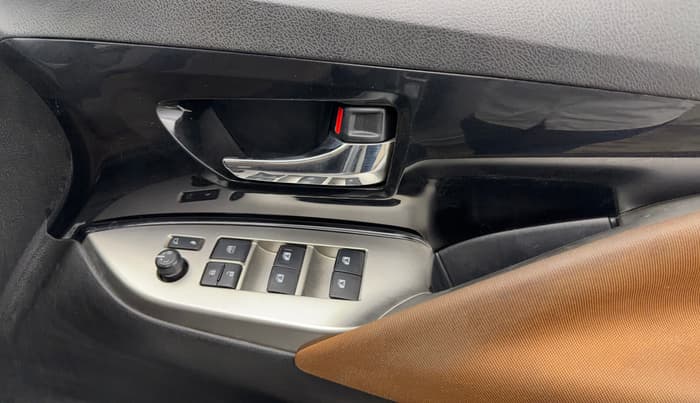 2022 Toyota Innova Crysta 2.7 ZX AT 7 STR, Petrol, Automatic, 51,133 km, Driver Side Door Panels Control