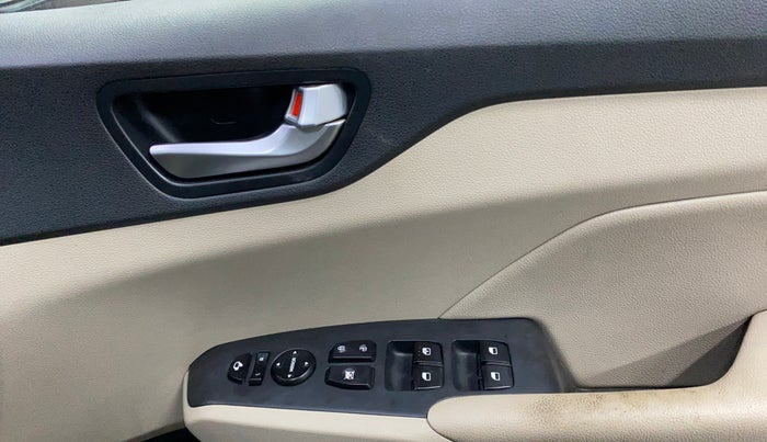 2017 Hyundai Verna 1.6 VTVT SX (O) AT, Petrol, Automatic, 72,278 km, Driver Side Door Panels Control