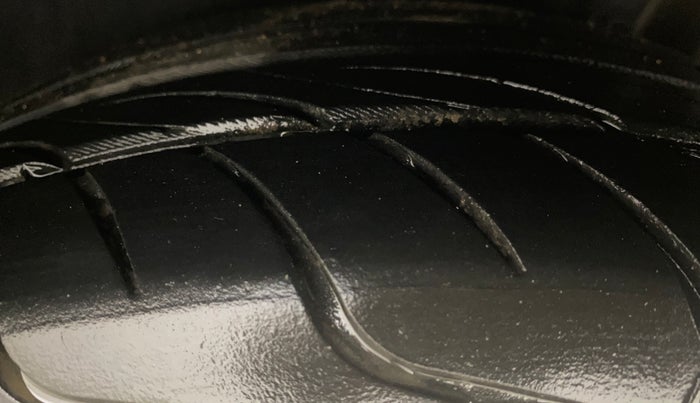 2015 Ford Fiesta TITANIUM DIESEL, Diesel, Manual, 1,35,590 km, Left Rear Tyre Tread