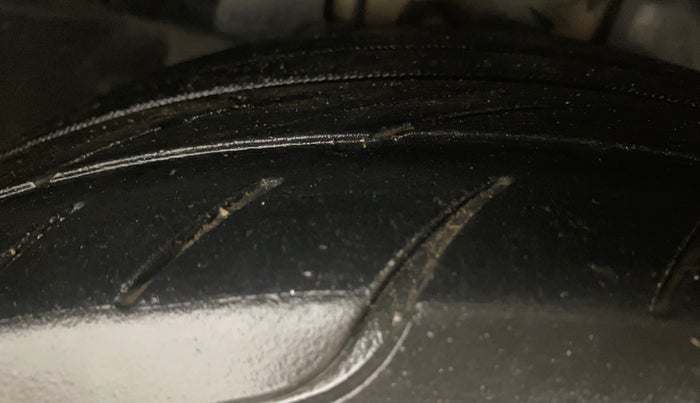 2015 Ford Fiesta TITANIUM DIESEL, Diesel, Manual, 1,35,590 km, Right Front Tyre Tread