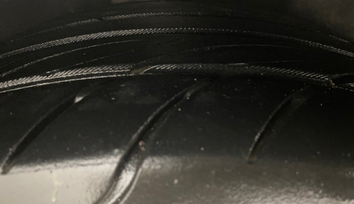 2015 Ford Fiesta TITANIUM DIESEL, Diesel, Manual, 1,35,590 km, Right Rear Tyre Tread