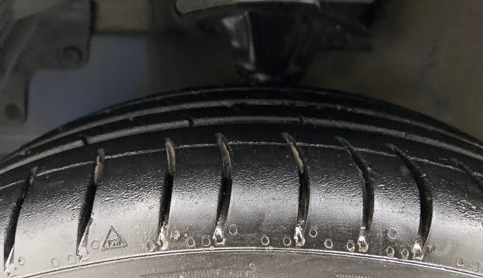 2015 Hyundai Eon MAGNA +, Petrol, Manual, 41,139 km, Left Front Tyre Tread
