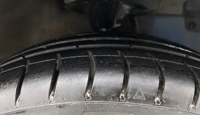 2015 Hyundai Eon MAGNA +, Petrol, Manual, 41,139 km, Right Front Tyre Tread