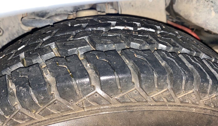 2018 Tata Hexa XE 4X2 7 STR, Diesel, Manual, 85,219 km, Left Front Tyre Tread