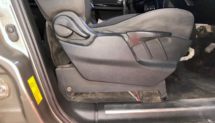 2018 Tata Hexa XE 4X2 7 STR, Diesel, Manual, 85,219 km, Driver Side Adjustment Panel