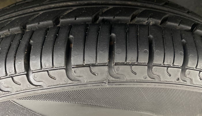 2016 Renault Kwid RXT 0.8, Petrol, Manual, 49,972 km, Right Front Tyre Tread