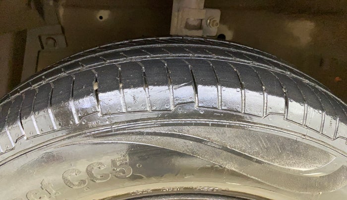 2014 Maruti Swift VXI, Petrol, Manual, 73,057 km, Left Front Tyre Tread