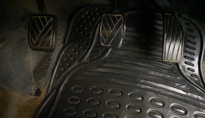 2014 Maruti Swift VXI, Petrol, Manual, 73,057 km, Pedals