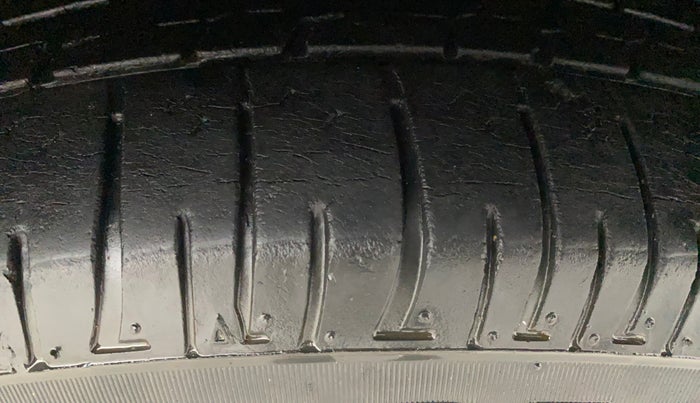 2016 Hyundai Creta S 1.6 PETROL, Petrol, Manual, 1,04,276 km, Right Front Tyre Tread