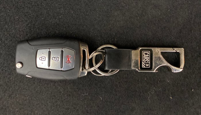 2020 Mahindra XUV300 1.2 W8 OPT, Petrol, Manual, 92,011 km, Key Close Up