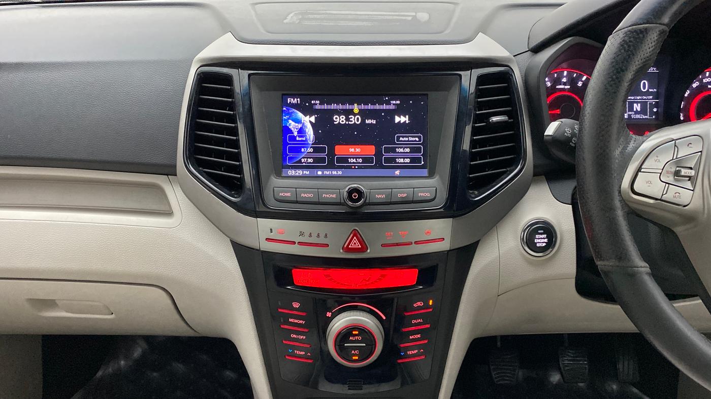 2020 Mahindra XUV300 1.2 W8 OPT, Petrol, Manual, 92,011 km, Air Conditioner