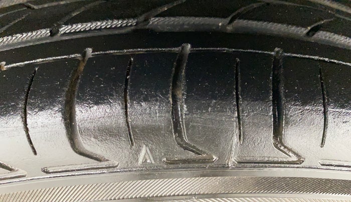 2019 Ford New Figo TITANIUM 1.2 PETROL MT, Petrol, Manual, 33,613 km, Left Front Tyre Tread