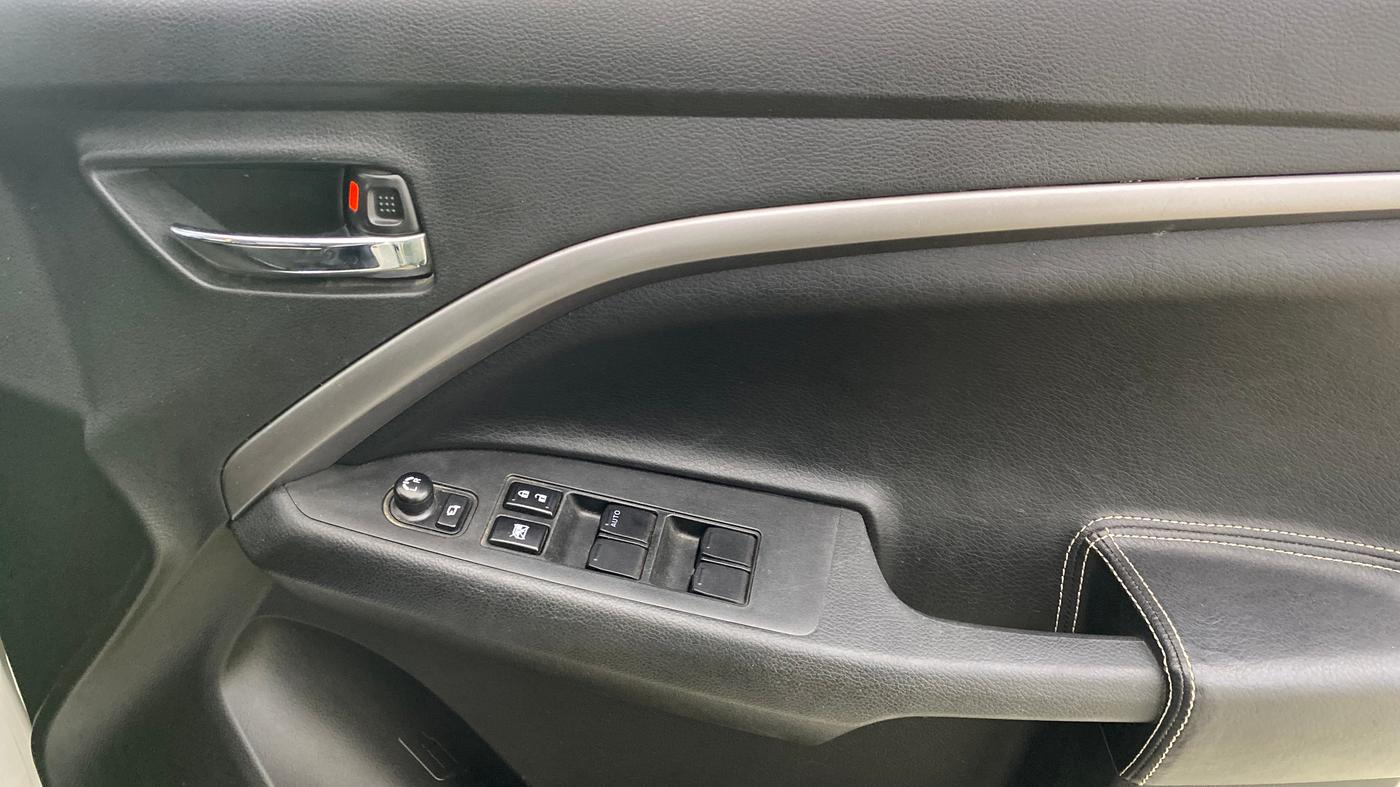 2024 Maruti BREZZA ZXI + SMART HYBRID, Petrol, Manual, 19,853 km, Driver Side Door Panels Control