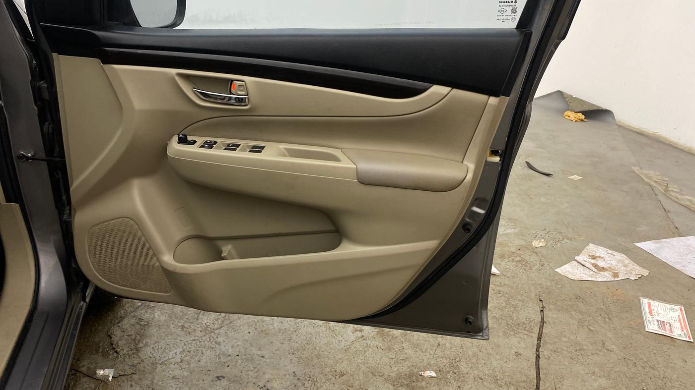 2017 Maruti Ciaz ZETA 1.4  AT PETROL, Petrol, Automatic, 19,223 km, Driver Side Door Panels Control