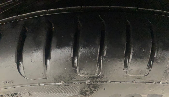 2018 Maruti Ciaz ALPHA 1.5 SHVS PETROL, Petrol, Manual, 82,356 km, Right Front Tyre Tread