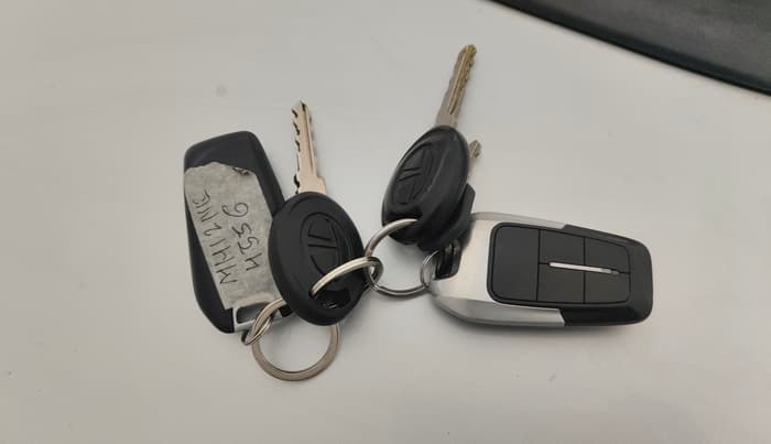 2016 Tata Tiago XE PETROL, CNG, Manual, 1,03,129 km, Key Close Up