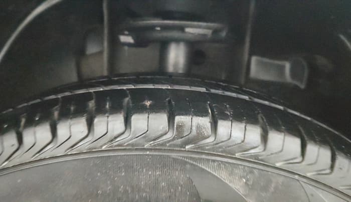 2016 Tata Tiago XE PETROL, CNG, Manual, 1,03,129 km, Right Front Tyre Tread