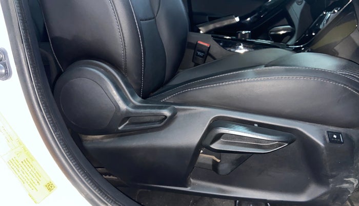 2024 Tata NEXON FEARLESS + SUNROOF AMT DUAL TONE 1.5 DIESEL, Diesel, Automatic, 39,493 km, Driver Side Adjustment Panel