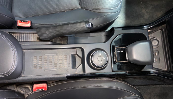 2024 Tata NEXON FEARLESS + SUNROOF AMT DUAL TONE 1.5 DIESEL, Diesel, Automatic, 39,493 km, Gear Lever