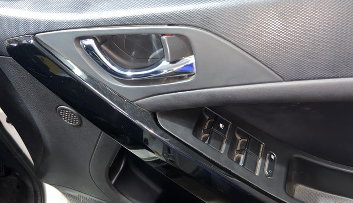 2024 Tata NEXON FEARLESS + SUNROOF AMT DUAL TONE 1.5 DIESEL, Diesel, Automatic, 39,493 km, Driver Side Door Panels Control