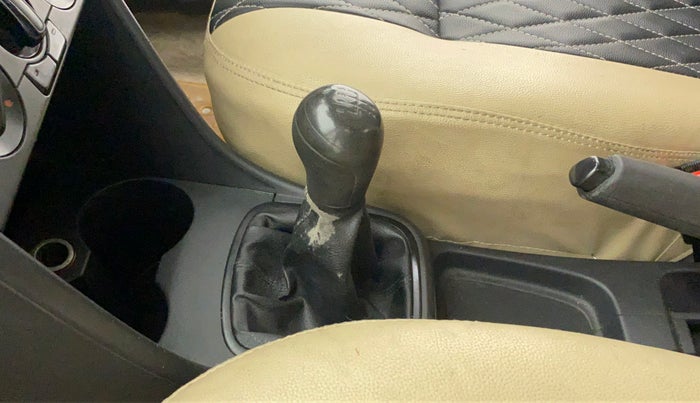 2013 Volkswagen Polo COMFORTLINE 1.2L PETROL, Petrol, Manual, 79,284 km, Gear lever - Boot cover slightly torn