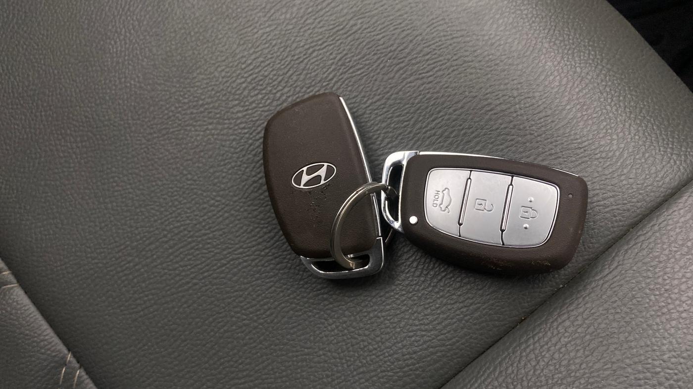 2023 Hyundai AURA SX 1.2, Petrol, Manual, 25,986 km, Key Close Up