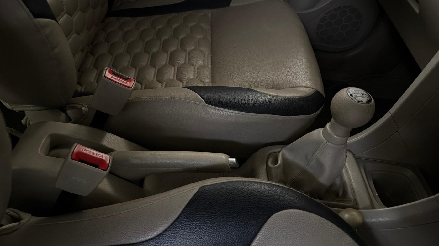 2016 Maruti Swift Dzire VXI (O), Petrol, Manual, 25,121 km, Gear Lever