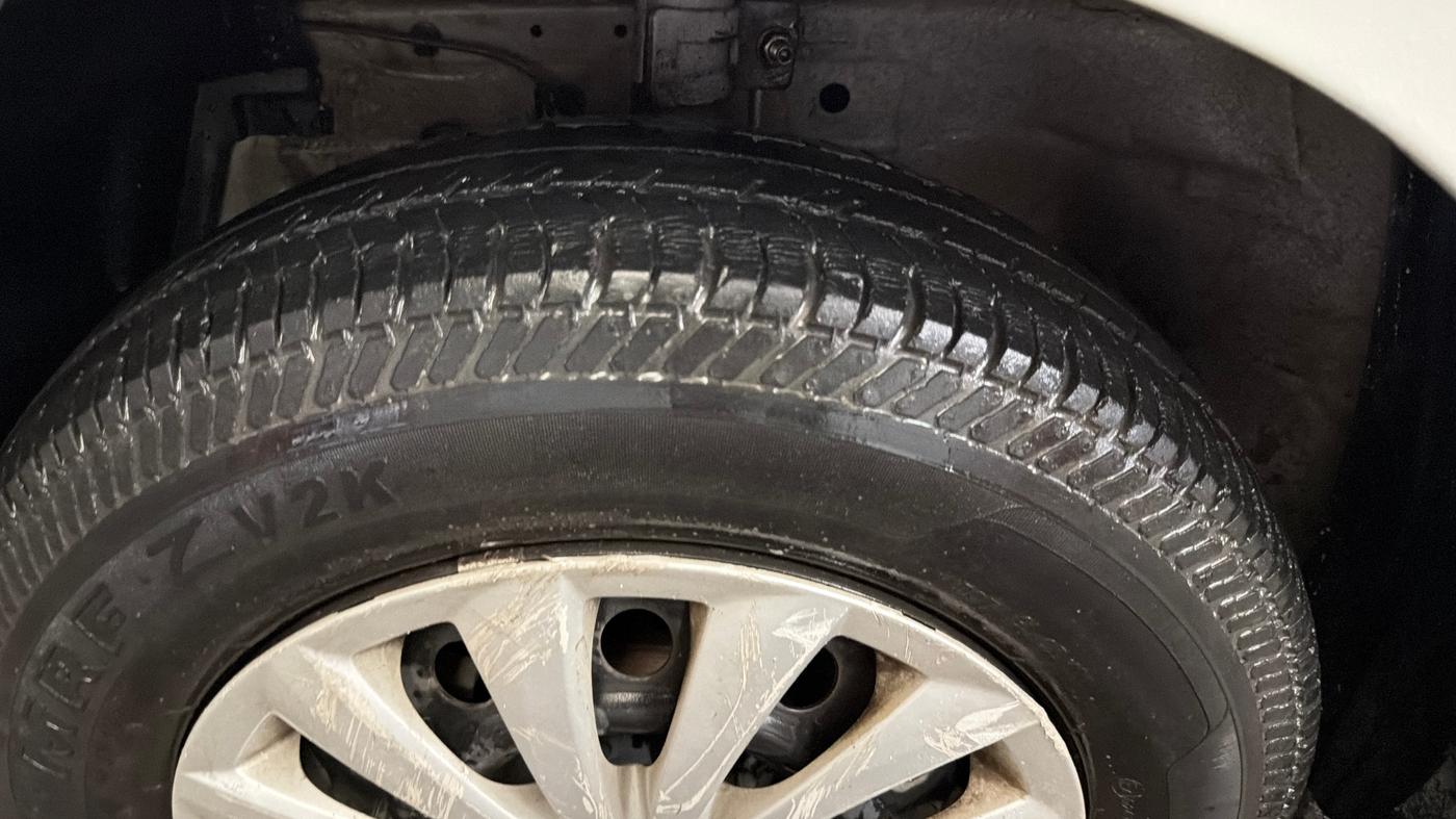 2016 Maruti Swift Dzire VXI (O), Petrol, Manual, 25,121 km, Left Front Tyre Tread