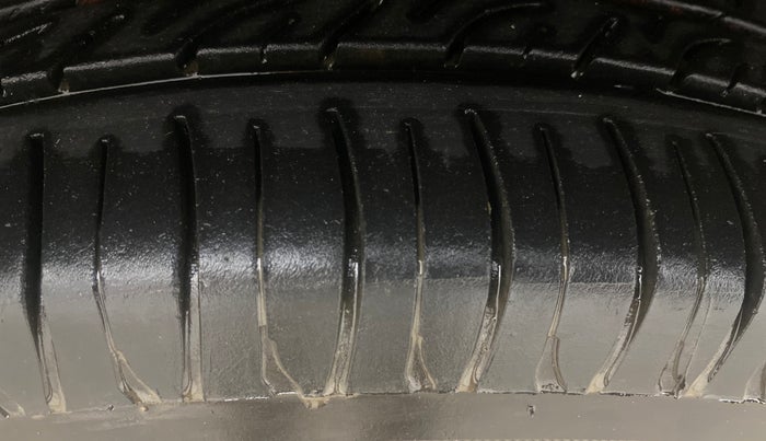 2013 Chevrolet Beat LS PETROL, Petrol, Manual, 34,880 km, Left Front Tyre Tread