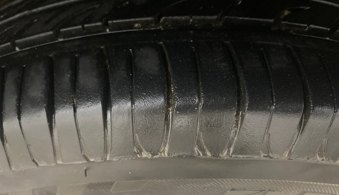 2013 Chevrolet Beat LS PETROL, Petrol, Manual, 34,880 km, Right Front Tyre Tread