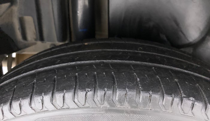 2016 Maruti Swift Dzire VDI ABS, CNG, Manual, 1,14,747 km, Right Rear Tyre Tread