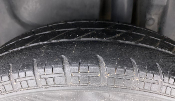 2016 Maruti Swift Dzire VDI ABS, CNG, Manual, 1,14,747 km, Left Rear Tyre Tread