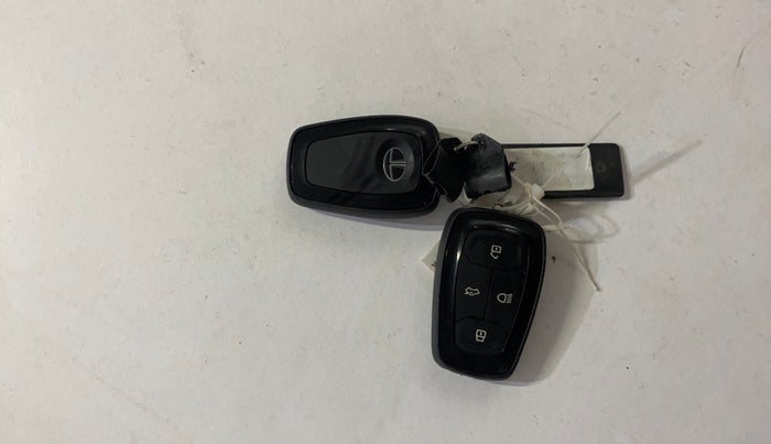 2023 Tata NEXON XZ PLUS LUX SUNROOF DUAL TONE PETROL, Petrol, Manual, 21,216 km, Key Close Up