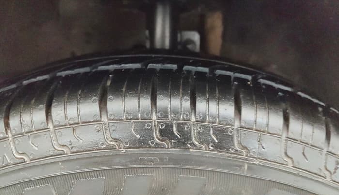 2018 Maruti Dzire VXI AMT, Petrol, Automatic, 1,01,792 km, Right Front Tyre Tread