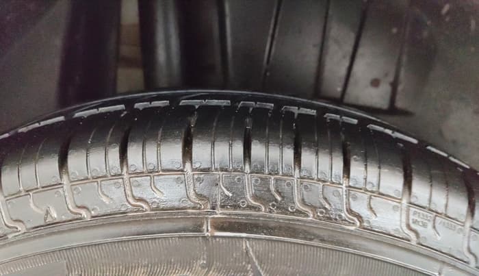 2018 Maruti Dzire VXI AMT, Petrol, Automatic, 1,01,792 km, Right Rear Tyre Tread