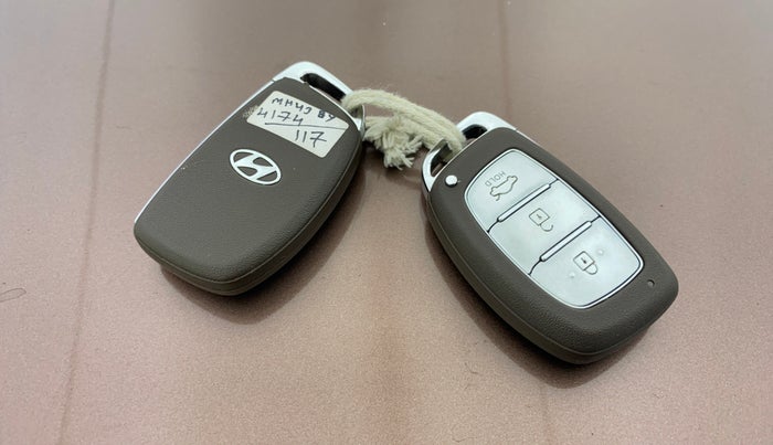 2021 Hyundai AURA SX PLUS 1.2 AMT, Petrol, Automatic, 89,864 km, Key Close Up