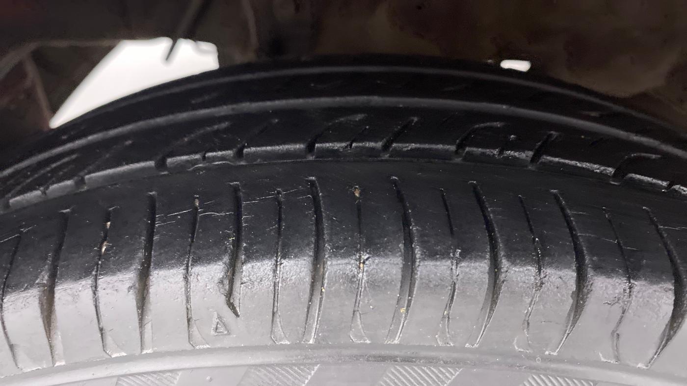 2011 Hyundai Eon ERA, Petrol, Manual, 34,968 km, Right Rear Tyre Tread