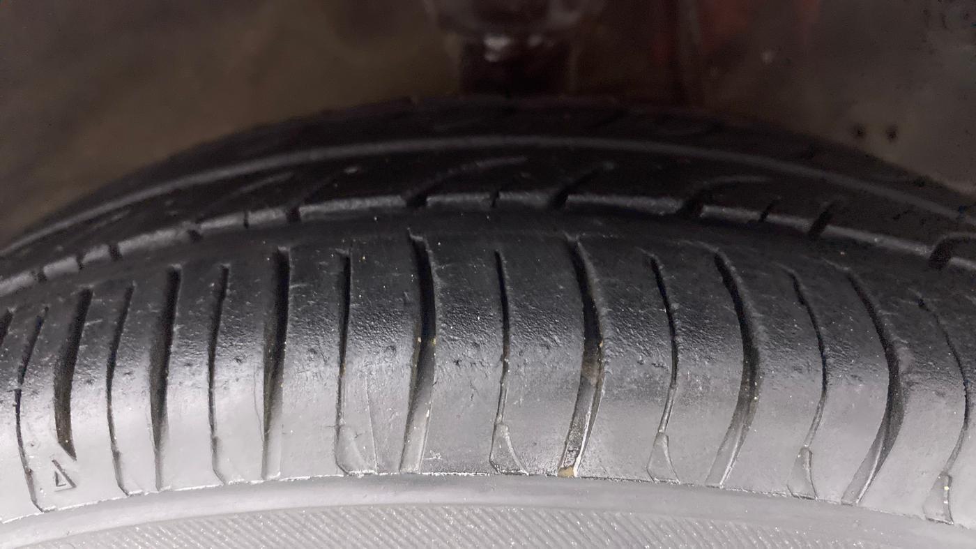 2011 Hyundai Eon ERA, Petrol, Manual, 34,968 km, Right Front Tyre Tread