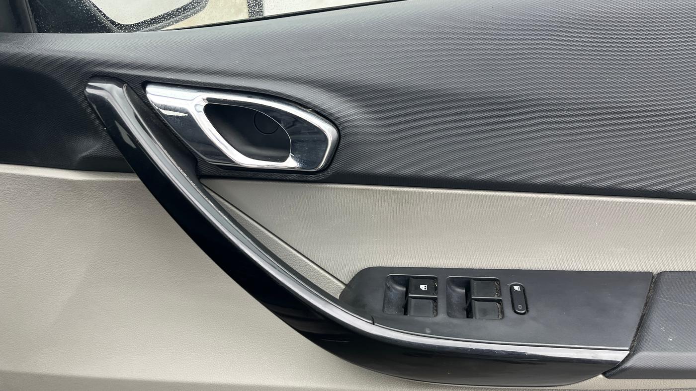 2018 Tata Tiago XZ PLUS PETROL, Petrol, Manual, 50,245 km, Driver Side Door Panels Control