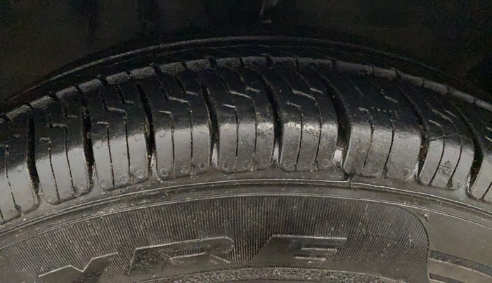 2015 Hyundai i10 MAGNA 1.1, Petrol, Manual, 33,554 km, Right Front Tyre Tread