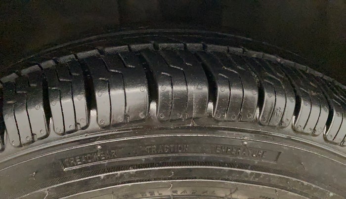 2015 Hyundai i10 MAGNA 1.1, Petrol, Manual, 33,554 km, Left Front Tyre Tread