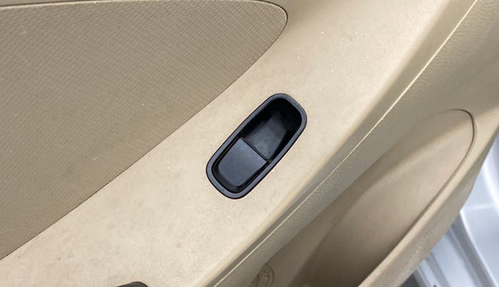 2015 Hyundai Eon 1.0 MAGNA +, Petrol, Manual, 84,776 km, Left front window switch / handle - Power window makes minor noise