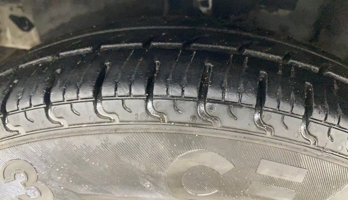 2013 Hyundai i10 MAGNA 1.2, Petrol, Manual, 1,34,639 km, Left Front Tyre Tread