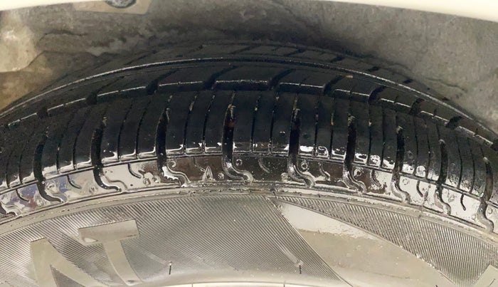 2013 Hyundai i10 MAGNA 1.2, Petrol, Manual, 1,34,639 km, Right Rear Tyre Tread