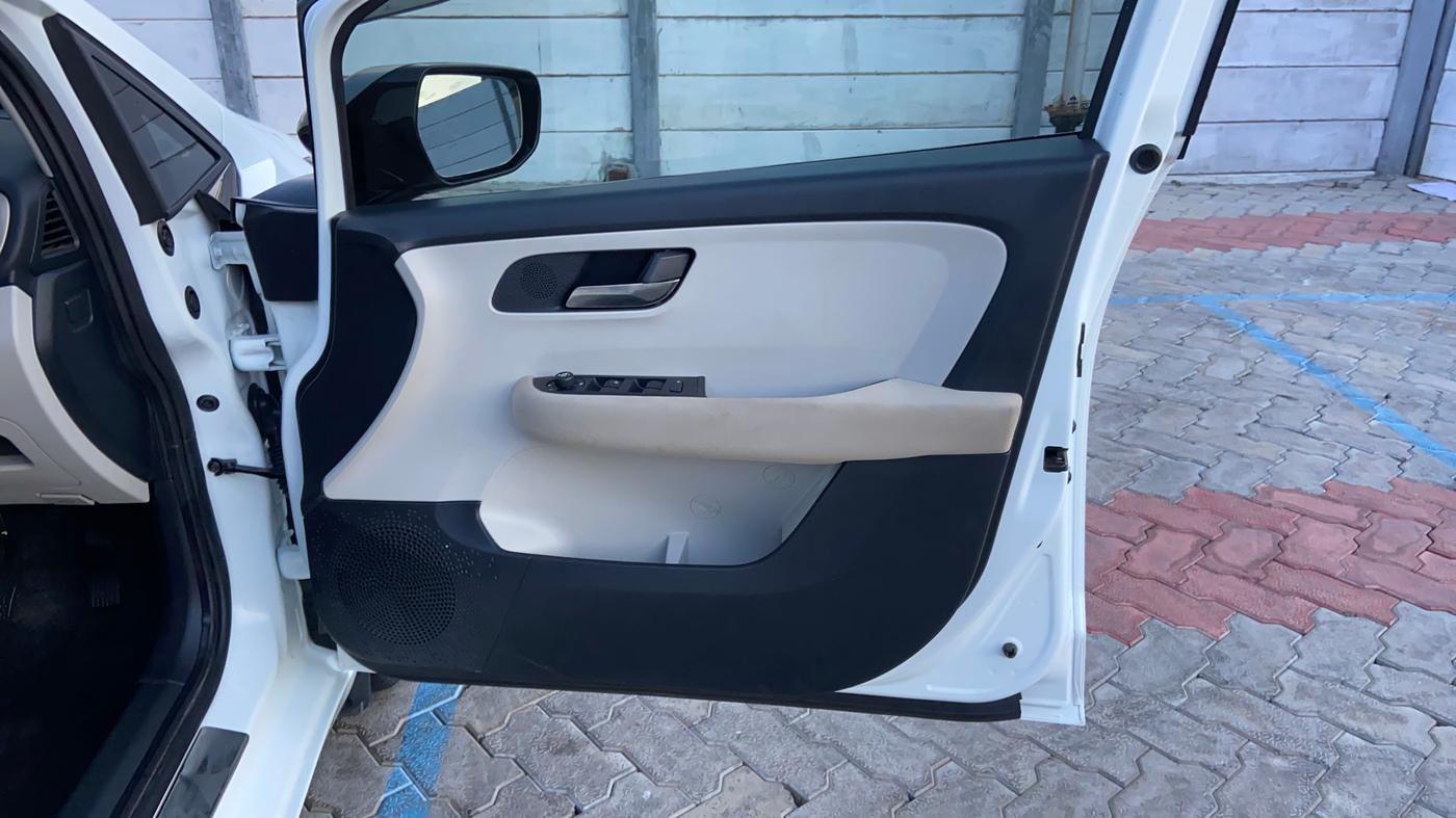 2026 Tata ALTROZ Accomplished S Petrol 5 MT, Petrol, Manual, 3,207 km, Driver Side Door Panels Control