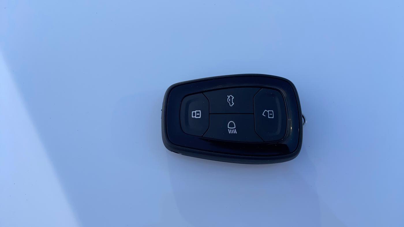 2026 Tata ALTROZ Accomplished S Petrol 5 MT, Petrol, Manual, 3,207 km, Key Close Up