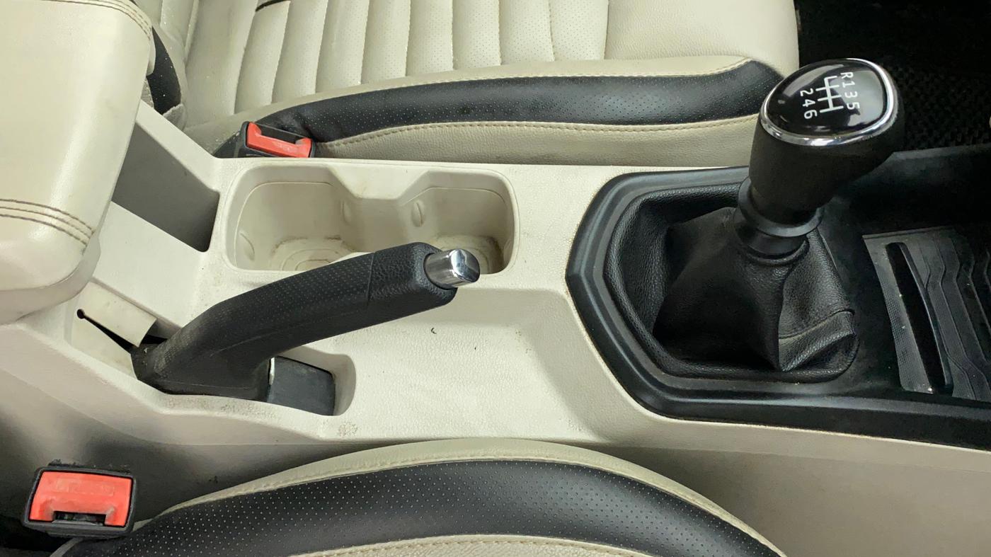 2019 Mahindra XUV300 1.5 W4 MT, Diesel, Manual, 53,218 km, Gear Lever