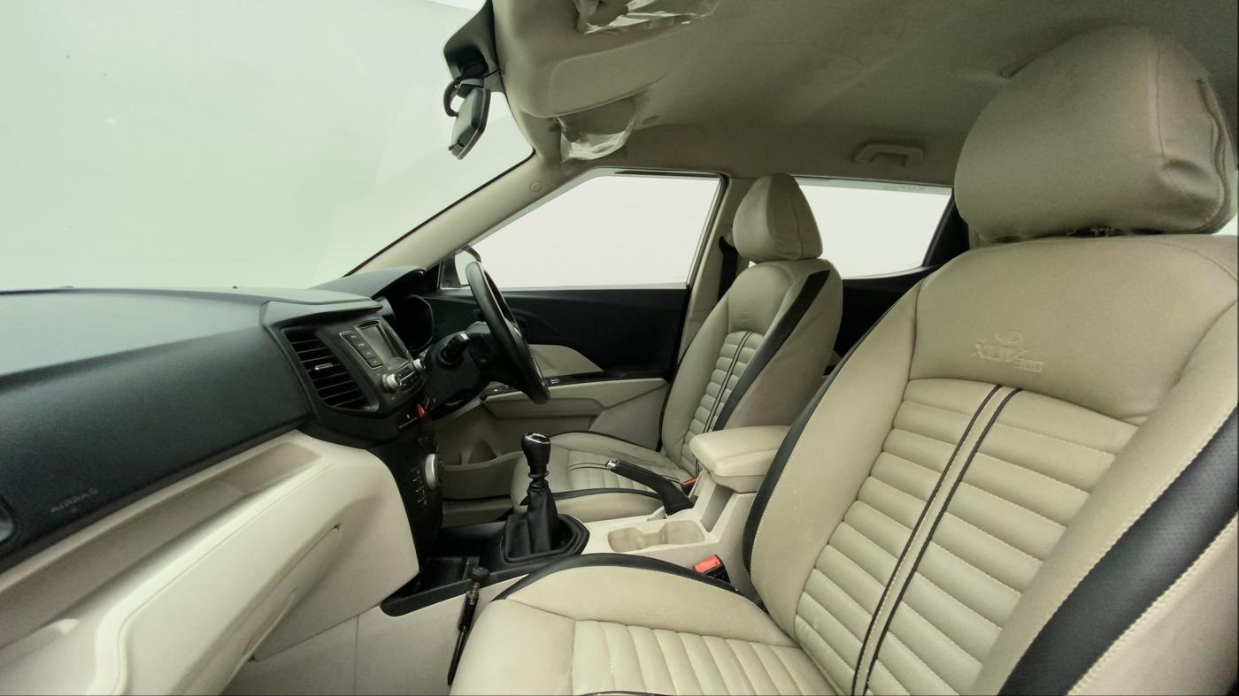 2019 Mahindra XUV300 1.5 W4 MT, Diesel, Manual, 53,218 km, Right Side Front Door Cabin
