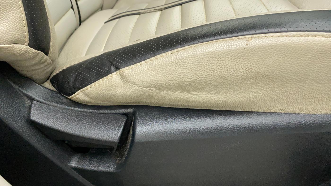 2019 Mahindra XUV300 1.5 W4 MT, Diesel, Manual, 53,218 km, Driver Side Adjustment Panel